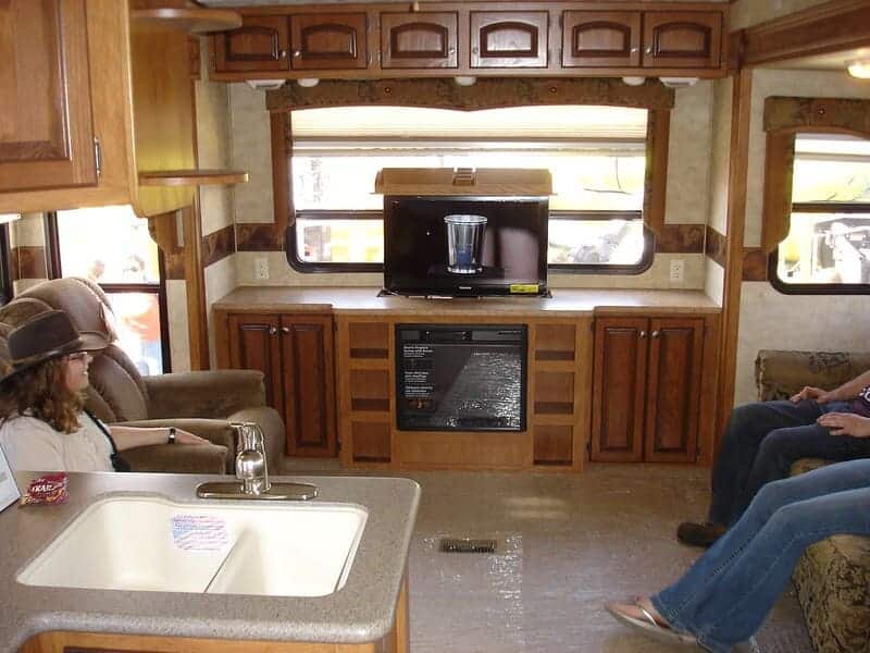 can-you-watch-tv-in-an-rv-while-driving