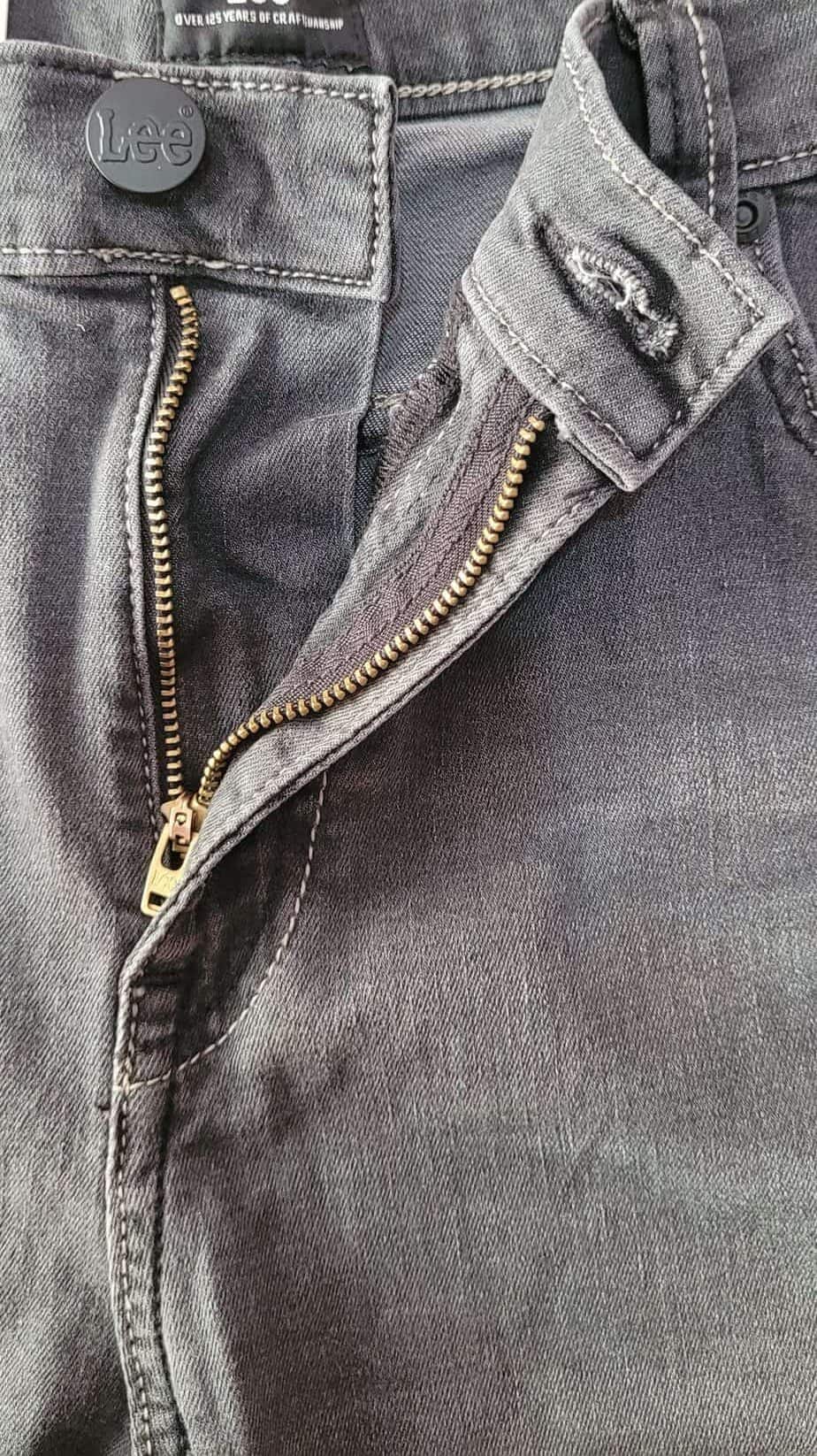 Lee jeans button and zipper photo