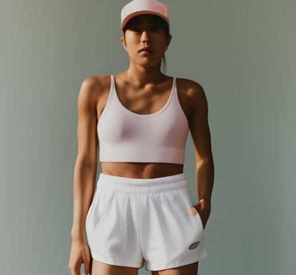 women is ready to run in white running shorts with summer cap (1)